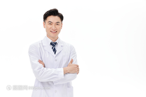 青年男性医生抱胸半身形象